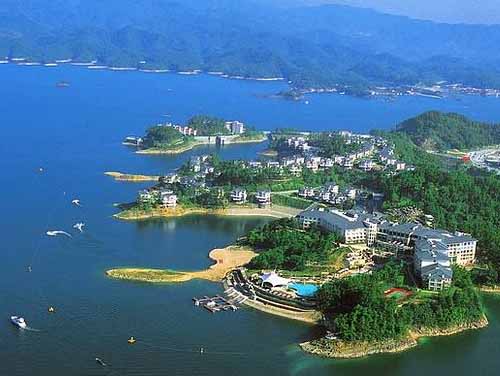 千岛湖中心湖_cninr 上午:酒店享用精致早餐后,随御旅前往【上海科技馆】。2001年apec领导人非正式会议就是在上海科技馆举行,同时它也是上海重要的科普教育和休闲旅游基地。而后前往【上海环球金融中心】参观。上海环球金融中心共100层,上设有观光天阁,是目前世界上最高的观景平台,超过目前被称为世界最高观光厅的加拿大cn电视塔。漫步在474米高的观光天阁,有如云中漫步。俯瞰上海,浦江两岸美景尽在眼底,可以平视东方明珠的尖顶,能够感觉金茂大厦的屋顶就在脚下。 下午:前往嘉兴嘉兴【乌镇】。乌镇,是心灵极易抵达的一片圣土,晴天,乌镇